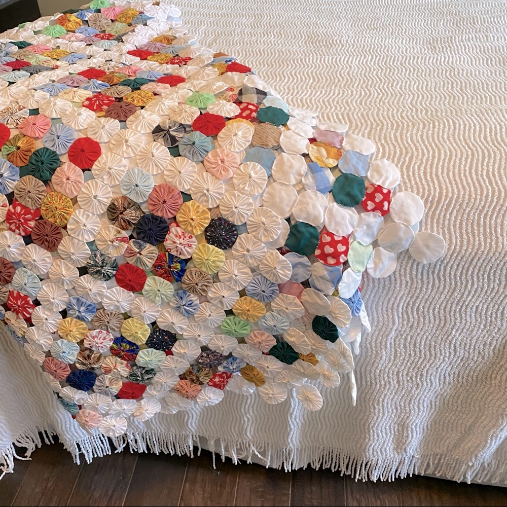 ‼️SOLD‼️Vintage One of a Kind Handmade Yo-Yo Coverlet - Picture 4 of 11